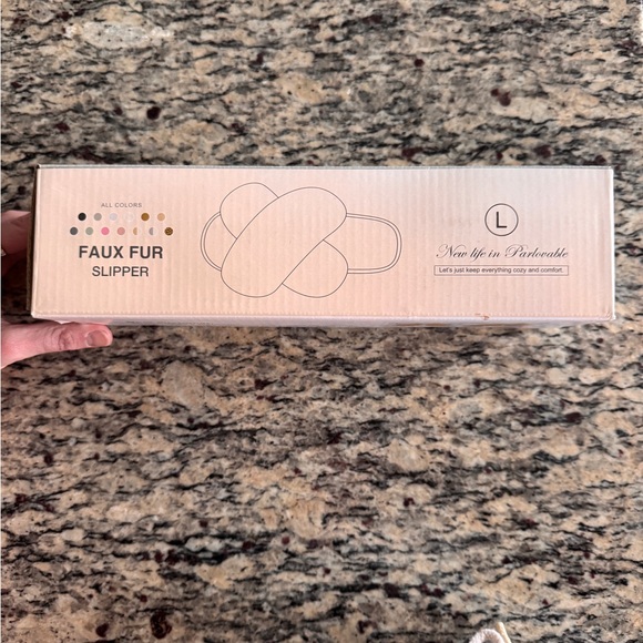 NWT Faux Fur Slippers Size 9-10 Grey-Silver - Picture 7 of 7